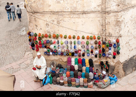 Kufi/fez hat venditore in città vecchia medina di Essaouira, Marocco. Foto Stock