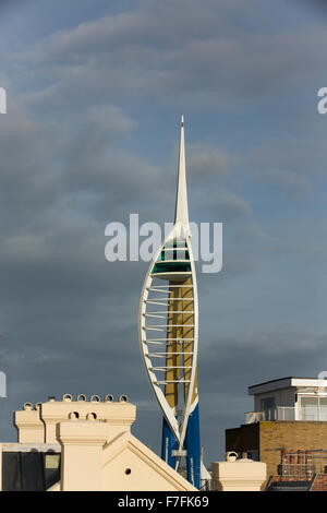 Spinnaker Tower di Portsmouth ri-marca come la Emirates Tower. Verniciato con nuovi colori. Vista sui tetti. Foto Stock