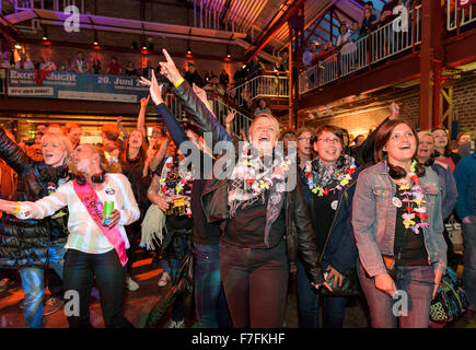 Persone nella zona della Ruhr celebra la "Extraschicht' - La Notte di cultura industriale, qui in corrispondenza del giunto a cantare evento Foto Stock