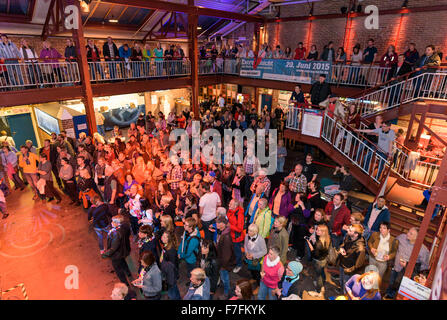 Persone nella zona della Ruhr celebra la "Extraschicht' - La Notte di cultura industriale, qui in corrispondenza del giunto a cantare evento Foto Stock