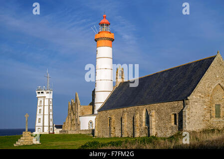 Il Pointe Saint Mathieu con la sua stazione di segnale, faro e le rovine dell'abbazia, Finistère Bretagna, Francia Foto Stock