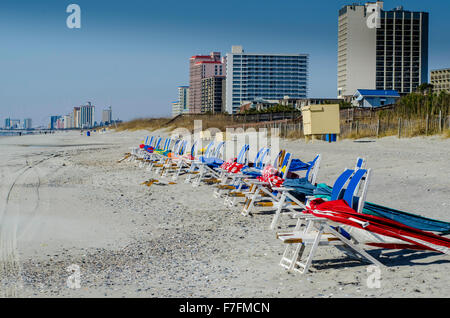 Colorate sedie a sdraio sulla spiaggia a Myrtle Beach, Carolina del Sud Foto Stock