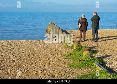 Di mezza età matura sulla spiaggia a whitstable kent, England Regno Unito Foto Stock