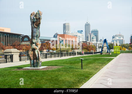 Salendo da Robert puleggia è un pubblico artowkr situato nel Parco Statale White River a Indianapolis, Indiana. Foto Stock