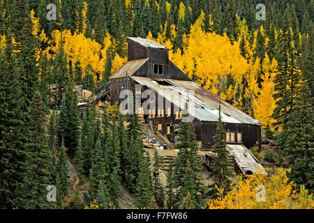 Miniera abbandonata e i colori dell'autunno, San Juan Mountains, vicino Silverton, Colorado, STATI UNITI D'AMERICA Foto Stock