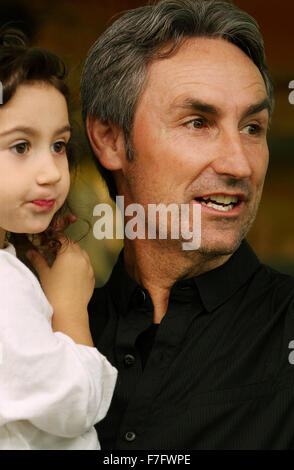 Davenport, Iowa, USA. 30 Novembre, 2015. Mike Wolfe e sua figlia Charlie tour la Isabel Bloom impianto di produzione sulla strada federale di Davenport, Iowa Lunedì 30 Novembre, 2015. © Kevin E. Schmidt/Quad-City volte/Quad-City volte/ZUMA filo/Alamy Live News Foto Stock