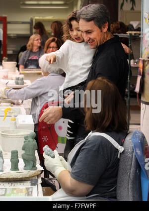 Davenport, Iowa, USA. 30 Novembre, 2015. Mike Wolfe e sua figlia Charlie tour la Isabel Bloom impianto di produzione sulla strada federale di Davenport, Iowa Lunedì 30 Novembre, 2015. © Kevin E. Schmidt/Quad-City volte/Quad-City volte/ZUMA filo/Alamy Live News Foto Stock