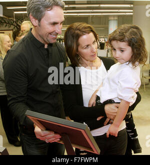 Davenport, Iowa, USA. 30 Novembre, 2015. Mike e Jodi Wolfe con la loro figlia Charlie tour la Isabel Bloom impianto di produzione sulla strada federale di Davenport, Iowa Lunedì 30 Novembre, 2015. © Kevin E. Schmidt/Quad-City volte/Quad-City volte/ZUMA filo/Alamy Live News Foto Stock