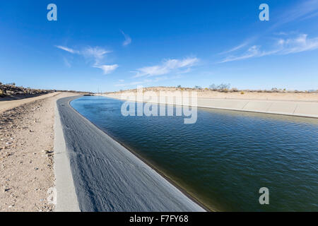 Acquedotto della California che fluisce attraverso il Deserto Mojave nel nord della Contea di Los Angeles. Foto Stock