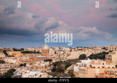 La notte scende su Kalkara, Malta. Foto Stock