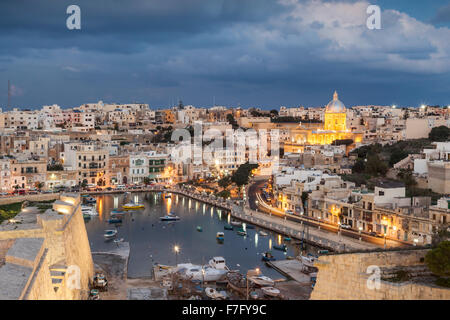 La notte scende su Kalkara, Malta. Foto Stock