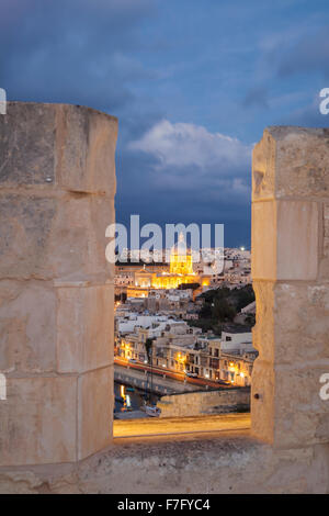 La notte scende su Kalkara, Malta. Foto Stock