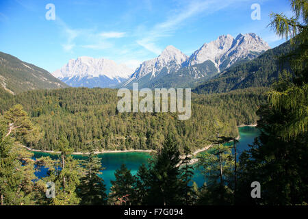 Paesaggio con il lago e le Alpi bavaresi in background Foto Stock