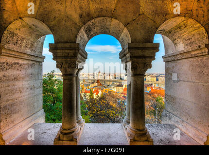 Vista di Budapest il parlamento attraverso il Bastione del Pescatore, Ungheria Foto Stock