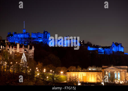 Edimburgo, Scozia, Regno Unito. 30 Nov, 2015. Per celebrare il St Andrews notte la capitale scozzese di edifici tra cui il castello di Edimburgo sono state illuminate con faretti blu Foto Stock