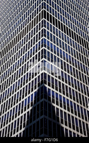 Descrizione dettagliata e vista astratta di un edificio moderno nel centro di Manhattan, New York City. Edificio ombra in alto edificio con facciata in vetro. Foto Stock