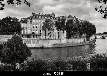 Bianco & Nero vista del Quai d'Anjou sulla Ile Saint Louis e il Fiume Senna, nel quarto arrondissment di Parigi, Francia Foto Stock