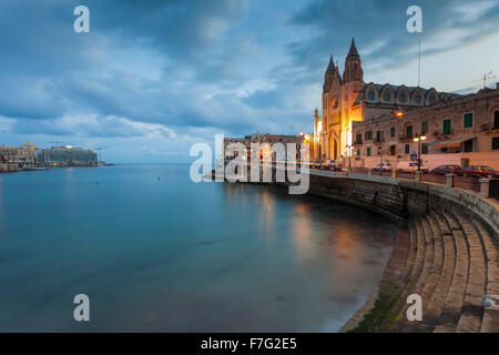 Prima di alba a St Julians, Malta. Foto Stock