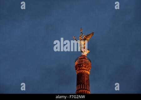 Simbolo di Berlino la Colonna della Vittoria in sera Foto Stock