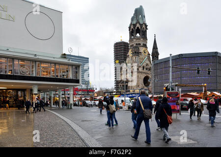 Berlino, Germania-dicembre 22, 2014: strade affollate nel centro di Berlino in Natale Foto Stock