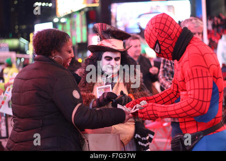 New York, NY, STATI UNITI D'AMERICA. 30 Novembre, 2015. La città di New York, Stati Uniti d'America, 30 novembre 2015 '"' il nuovo Times Square dove panhandler-esecutori vestito come Elmo, Spider-Man, Lady Liberty e altri personaggi che scendono sui turisti sperando di ottenere un po' del loro denaro. Alcuni si sono lamentati che il costume di super-eroi sono troppo aggressivo nel loro sollecitazioni '"' e decisamente brutto quando essi sono rivolti verso il basso. Essi sono stati molti arresti. Vescovo Junior, 25, è stato arrestato il 28 luglio 2014 vestito come Spiderman e ancora una volta, è stato arrestato oggi, questa volta vestita come la carcassa per coppa aggressivo Foto Stock