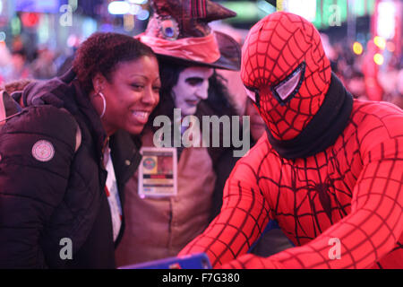 New York, NY, STATI UNITI D'AMERICA. 30 Novembre, 2015. La città di New York, Stati Uniti d'America, 30 novembre 2015 '"' il nuovo Times Square dove panhandler-esecutori vestito come Elmo, Spider-Man, Lady Liberty e altri personaggi che scendono sui turisti sperando di ottenere un po' del loro denaro. Alcuni si sono lamentati che il costume di super-eroi sono troppo aggressivo nel loro sollecitazioni '"' e decisamente brutto quando essi sono rivolti verso il basso. Essi sono stati molti arresti. Vescovo Junior, 25, è stato arrestato il 28 luglio 2014 vestito come Spiderman e ancora una volta, è stato arrestato oggi, questa volta vestita come la carcassa per coppa aggressivo Foto Stock