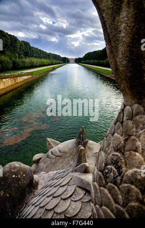 Italia Campania Palazzo Reale di Caserta ( Reggia ) le vie navigabili di fontana dei tre delfini di Carlo Vanvitelli Foto Stock