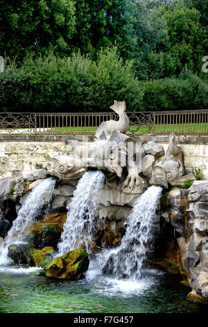 Italia Campania Palazzo Reale di Caserta ( Reggia ) le vie navigabili di fontana dei tre delfini di Carlo Vanvitelli Foto Stock