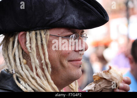 Uomo in carattere a Rochester spazza il Festival e Parade, Kent Foto Stock