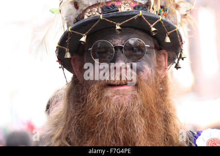 Uomo in carattere a Rochester spazza il Festival e Parade, Kent Foto Stock