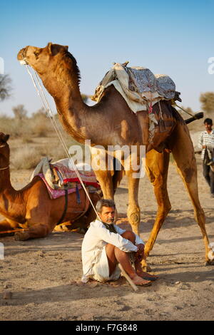 Ritratto di india l uomo e il suo cammello nel deserto del Thar vicino a Jaisalmer, Rajasthan, India Foto Stock