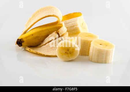 Mezza banana e fette isolati su sfondo bianco Foto Stock