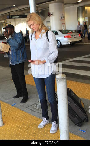 " Agenti di S.H.I.E.L.D.' star Adrianne Palicki arriva a Los Angeles International Airport offre: Adrianne Palicki dove: Los Angeles, California, Stati Uniti quando: 30 Ott 2015 Foto Stock