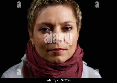 Pretty Woman ritratto su nero. Tasto basso. Foto Stock