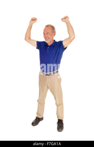 Un felice medioevo man standing isolato per sfondo bianco sollevando entrambe le braccia verso l'alto. Foto Stock