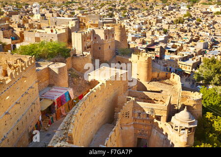 Vista aerea dalla sommità di Jaisalmer Fort del foritication e la città di seguito, Jaisalmer, India Foto Stock