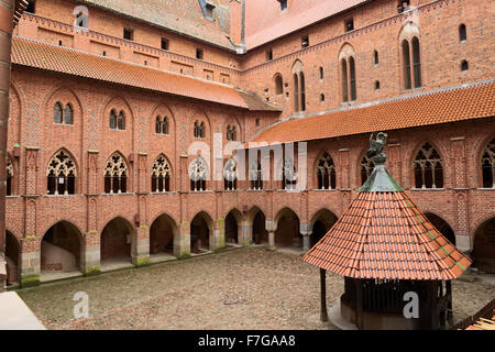 Cortile con portici e gallerie del medievale castello dell'Ordine Teutonico in Malbork (Marienburg), Polonia. Foto Stock