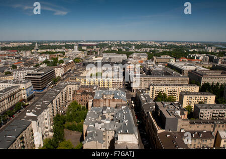 Lo skyline di Varsavia vista dall'hotel di alto livello finestra antenna, delineano il paesaggio urbano di edifici in grandangolo, tourist travel Foto Stock
