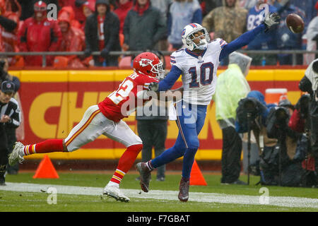 Novembre 29, 2015: Kansas City Chiefs cornerback Marcus Peters (22) rompe un pass destinati a Buffalo Bills wide receiver Robert Woods (10) durante il gioco di NFL tra le fatture della Buffalo e il Kansas City Chiefs Ad Arrowhead Stadium di Kansas City, MO Tim Warner/CSM. Foto Stock