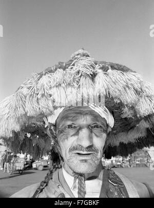 Un ritratto di un fornitore di acqua. Luogo piazza Jema al-Fna, Marrakech, Marocco, Africa del Nord. Foto Stock