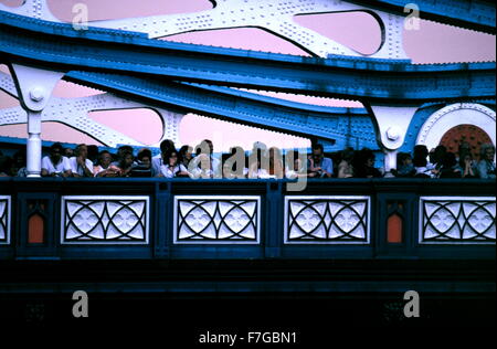 AJAXNETPHOTO. 1989. Londra, Inghilterra. Gli spettatori a guardare TALL SHIPS sfilata di navigare sul fiume Tamigi DA TOWER BRIDGE. Foto:JONATHAN EASTLAND/AJAX REF:891073 Foto Stock