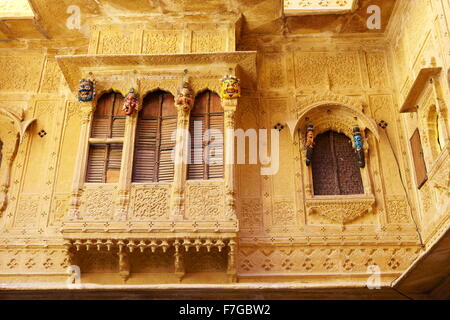 Tradizionale in pietra arenaria scolpita interno del vecchio Jaislamer haveli (mansion) in Jaisalmer, Rajasthan, India Foto Stock