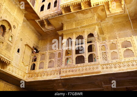 Jaisalmer - Tradizionale di pietra arenaria scolpita interno del vecchio indiano haveli (palazzo), Jaisalmer, Rajasthan, India Foto Stock