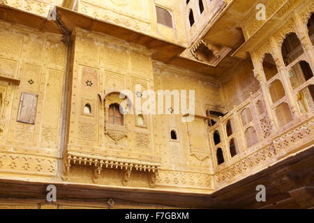 Tradizionale in pietra arenaria scolpita interno del vecchio indiano haveli (mansion) in Jaisalmer, Rajasthan, India Foto Stock