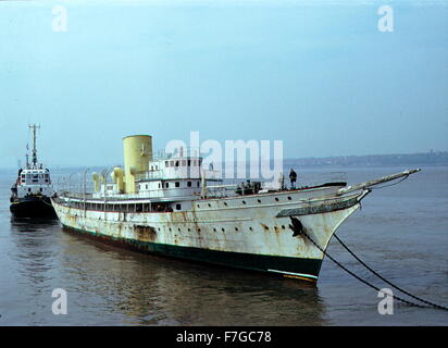 AJAX NEWS FOTO. Maggio 2000. BIRKENHEAD, Inghilterra. - OLD LADY ENTRA HOME - LO YACHT 'LIBERATATEA' (EX NAHLIN) entrante LAUGHTON BLOCCARE A BIRKENHEAD NEL MAGGIO SUL SUO MODO AL CAMMEL LAIRD cantiere navale per essere spogliato di amianto e riattaccata AL SUO STATO DI LUSSO. Foto:P.WILLIS/AJAXNETPHOTO REF:111200/DC Foto Stock