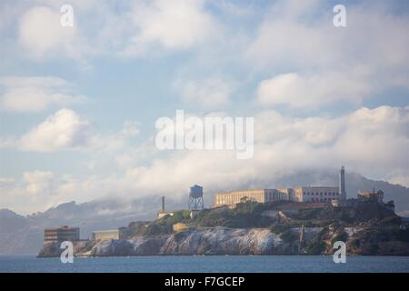 Il Fisherman's Wharf di San Francisco vista dall'acqua su un bel pomeriggio. Alcatraz nel tardo pomeriggio di sole, San Fran Foto Stock