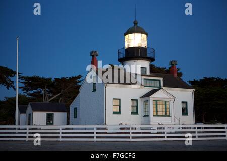 Point Pinos lighthouse in Pacific Grove, California, di sera Foto Stock
