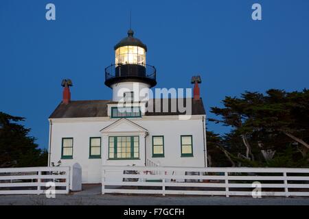Point Pinos lighthouse in Pacific Grove, California, di sera Foto Stock
