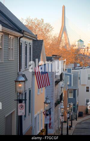 Sunrise vista di Boston dalla Charlestown, Massachusetts in autunno lungo il sentiero della libertà Foto Stock
