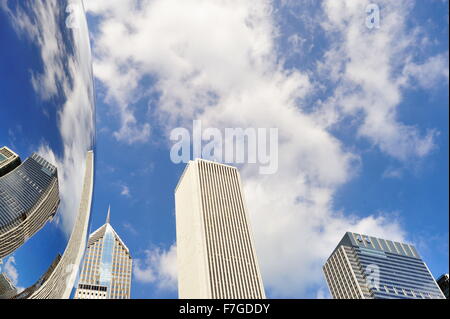 Il Cloud Gate scultura in Chicago's Millennium Park con la sua superficie altamente riflettente. Chicago, Illinois, Stati Uniti d'America. Foto Stock